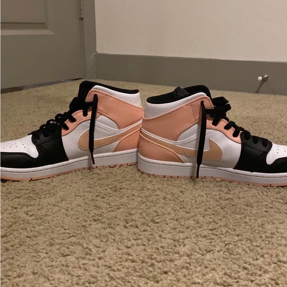 jordan air 1 mind,black,white,pink, walked in twice - Picture 3 of 4